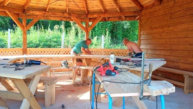 Radnim akcijama završili gradnju višenamjenske drvene sjenice