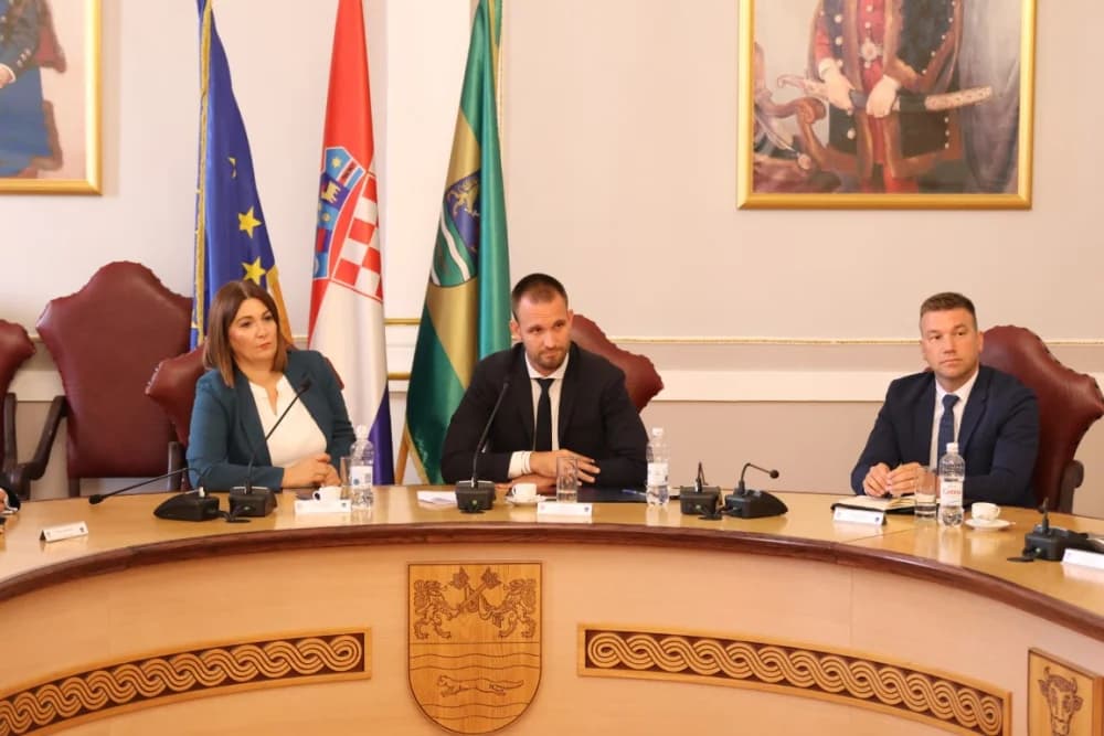 Vrijedne ugovore za financiranje različitih projekata ministar Šime Erlić uručio županici Antoniji Jozić i gradonačelniku Željku Glaviću