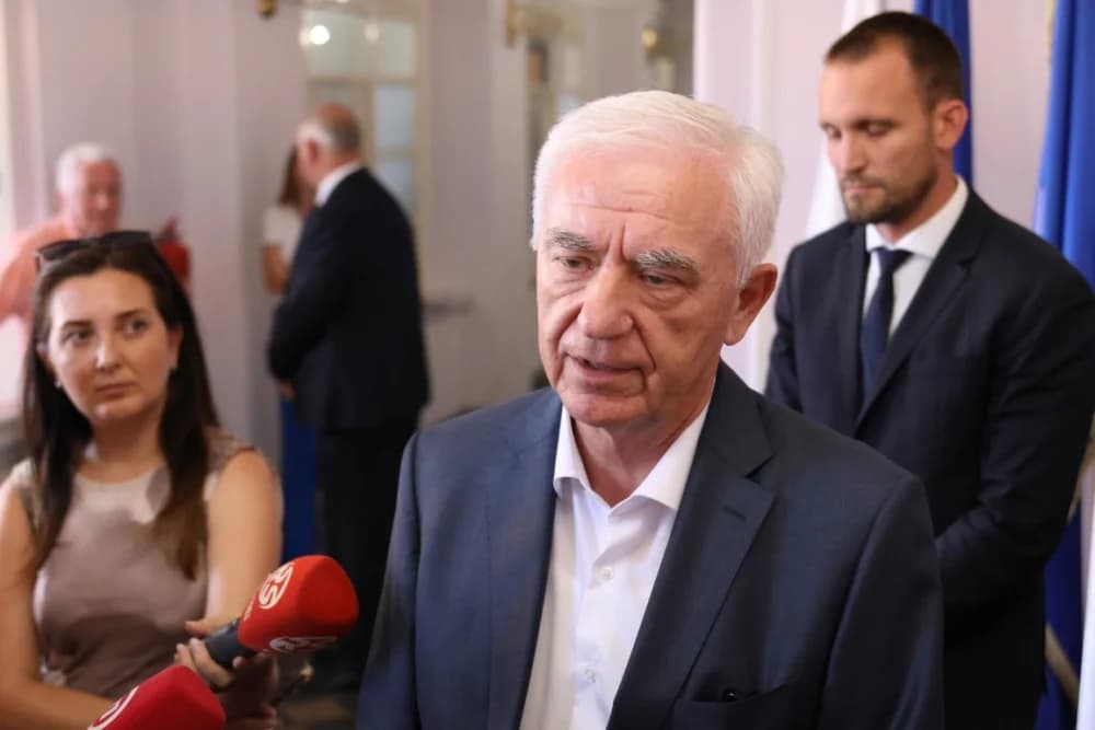 Vrijedne ugovore za financiranje različitih projekata ministar Šime Erlić uručio županici Antoniji Jozić i gradonačelniku Željku Glaviću