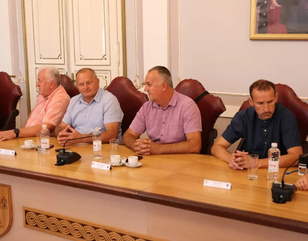 Vrijedne ugovore za financiranje različitih projekata ministar Šime Erlić uručio županici Antoniji Jozić i gradonačelniku Željku Glaviću