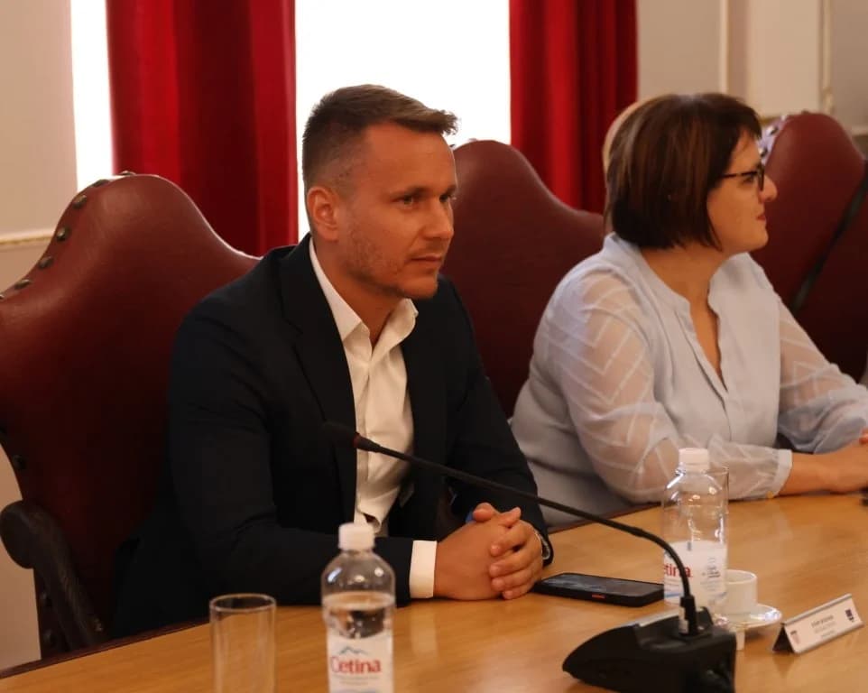 Vrijedne ugovore za financiranje različitih projekata ministar Šime Erlić uručio županici Antoniji Jozić i gradonačelniku Željku Glaviću