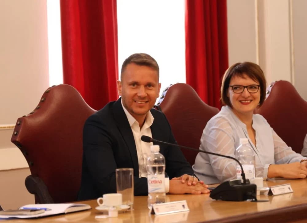 Vrijedne ugovore za financiranje različitih projekata ministar Šime Erlić uručio županici Antoniji Jozić i gradonačelniku Željku Glaviću