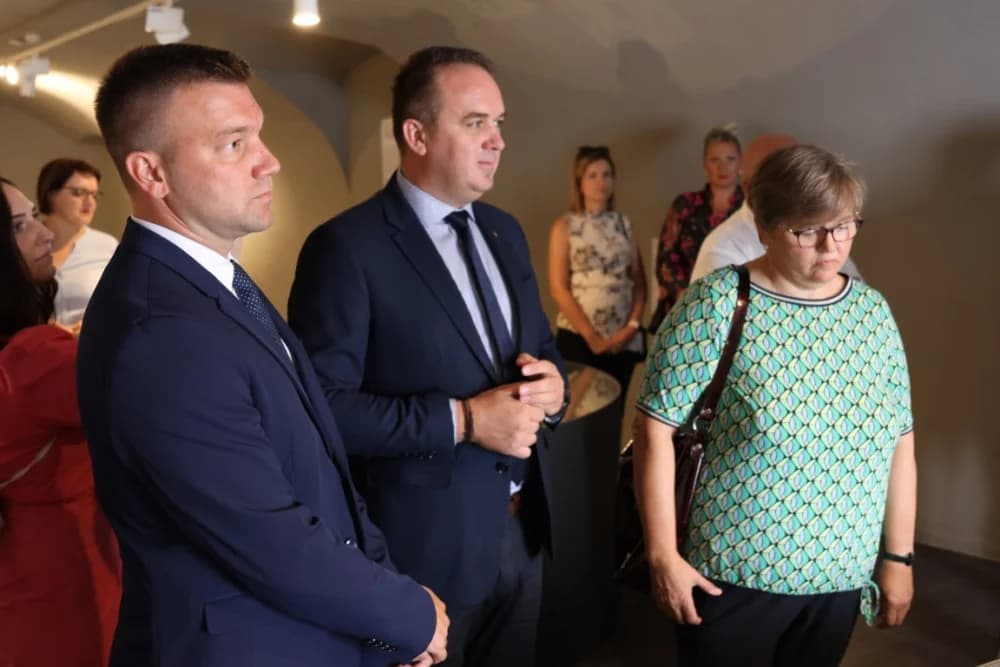 Vrijedne ugovore za financiranje različitih projekata ministar Šime Erlić uručio županici Antoniji Jozić i gradonačelniku Željku Glaviću