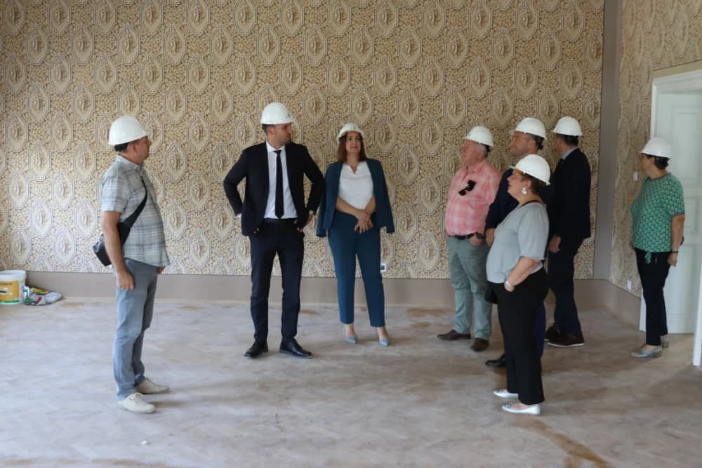 Vrijedne ugovore za financiranje različitih projekata ministar Šime Erlić uručio županici Antoniji Jozić i gradonačelniku Željku Glaviću
