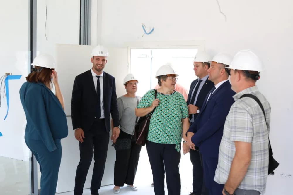 Vrijedne ugovore za financiranje različitih projekata ministar Šime Erlić uručio županici Antoniji Jozić i gradonačelniku Željku Glaviću