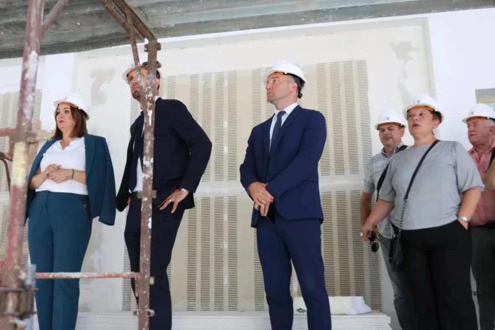 Vrijedne ugovore za financiranje različitih projekata ministar Šime Erlić uručio županici Antoniji Jozić i gradonačelniku Željku Glaviću