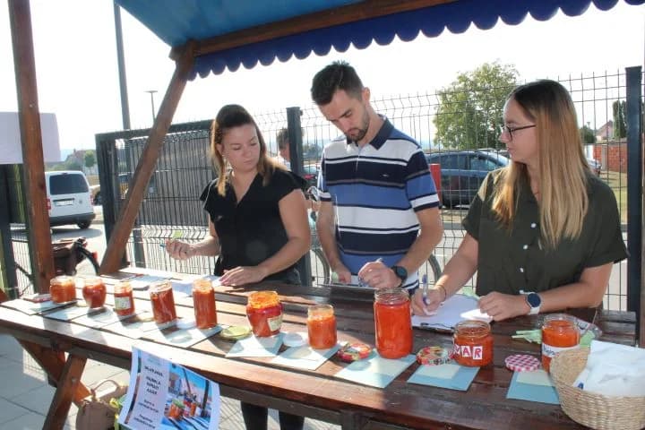 Najbolji ajvar pripremile Natalija Kristek iz Tekića i Marica Uhrin iz Pleternice