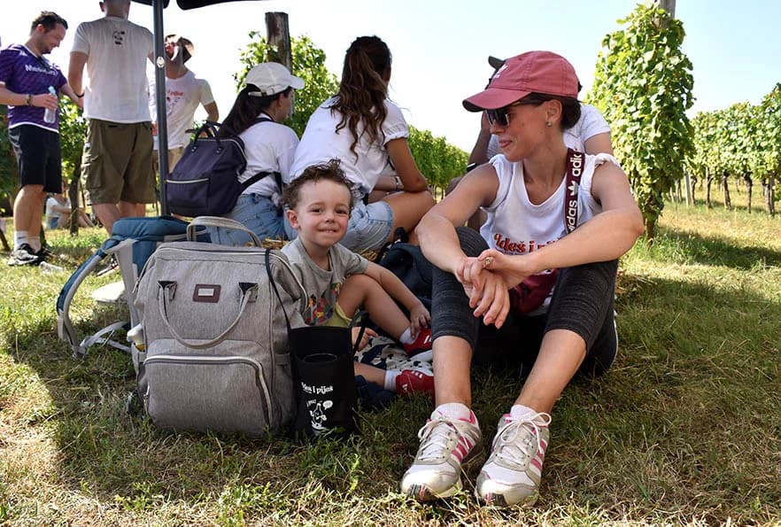 [FOTOGALERIJA] Uz jelo i piće kaptolačkim vinogradima prošlo više od četiri stotine sudionika