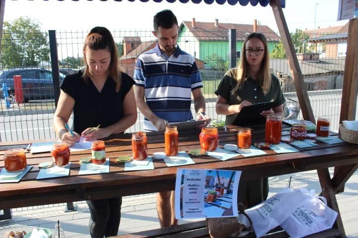 Najbolji ajvar pripremile Natalija Kristek iz Tekića i Marica Uhrin iz Pleternice