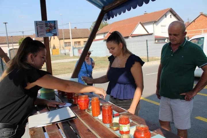 Najbolji ajvar pripremile Natalija Kristek iz Tekića i Marica Uhrin iz Pleternice