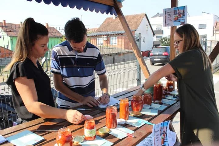 Najbolji ajvar pripremile Natalija Kristek iz Tekića i Marica Uhrin iz Pleternice