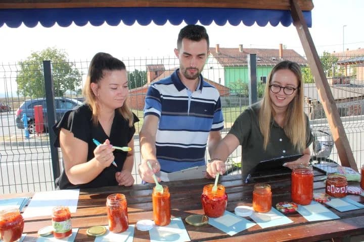 Najbolji ajvar pripremile Natalija Kristek iz Tekića i Marica Uhrin iz Pleternice
