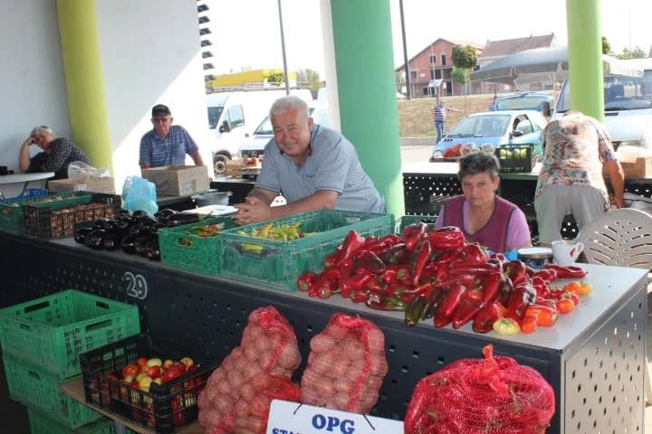 Najbolji ajvar pripremile Natalija Kristek iz Tekića i Marica Uhrin iz Pleternice