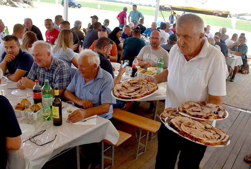 ODRŽANI DANI POLJA NA IMANJU OBITELJI KMETIĆ U ALILOVCIMA: I u ekstremnim uvijetima hibrid kukuruza Dekalba daje rekordne prinose