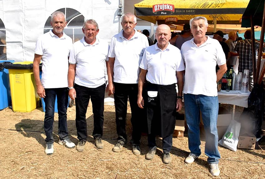 ODRŽANI DANI POLJA NA IMANJU OBITELJI KMETIĆ U ALILOVCIMA: I u ekstremnim uvijetima hibrid kukuruza Dekalba daje rekordne prinose