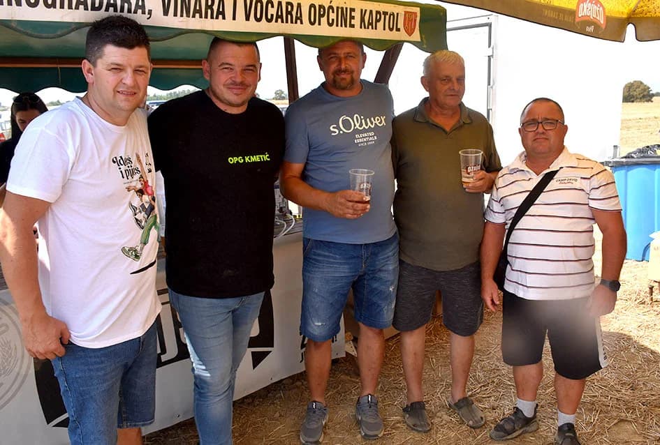 ODRŽANI DANI POLJA NA IMANJU OBITELJI KMETIĆ U ALILOVCIMA: I u ekstremnim uvijetima hibrid kukuruza Dekalba daje rekordne prinose