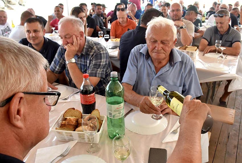ODRŽANI DANI POLJA NA IMANJU OBITELJI KMETIĆ U ALILOVCIMA: I u ekstremnim uvijetima hibrid kukuruza Dekalba daje rekordne prinose