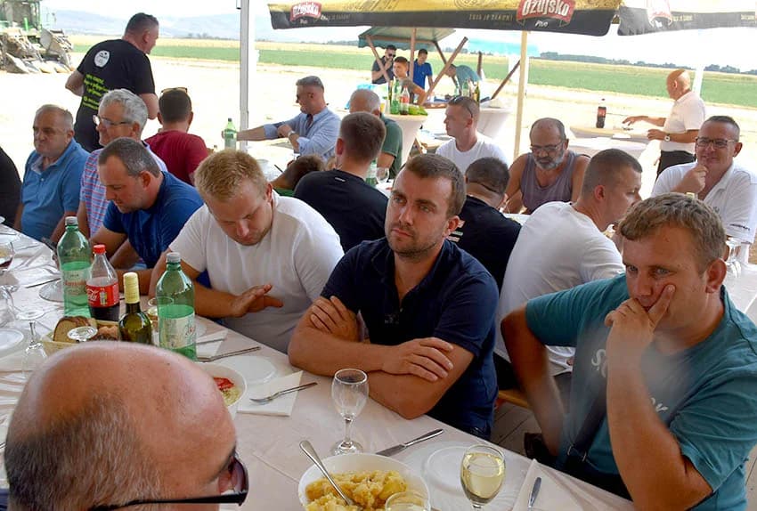 ODRŽANI DANI POLJA NA IMANJU OBITELJI KMETIĆ U ALILOVCIMA: I u ekstremnim uvijetima hibrid kukuruza Dekalba daje rekordne prinose