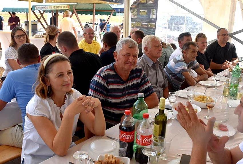 ODRŽANI DANI POLJA NA IMANJU OBITELJI KMETIĆ U ALILOVCIMA: I u ekstremnim uvijetima hibrid kukuruza Dekalba daje rekordne prinose