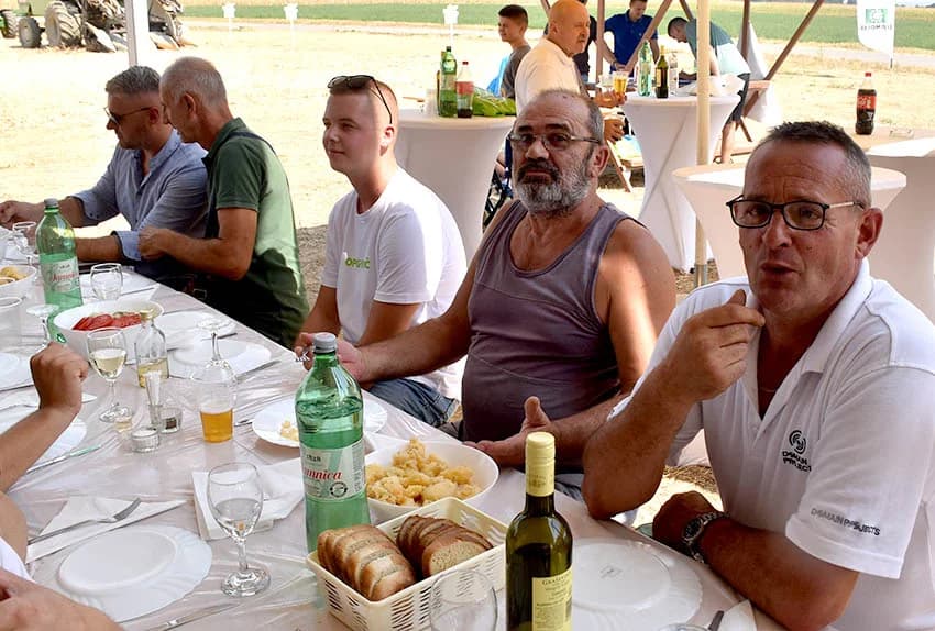 ODRŽANI DANI POLJA NA IMANJU OBITELJI KMETIĆ U ALILOVCIMA: I u ekstremnim uvijetima hibrid kukuruza Dekalba daje rekordne prinose
