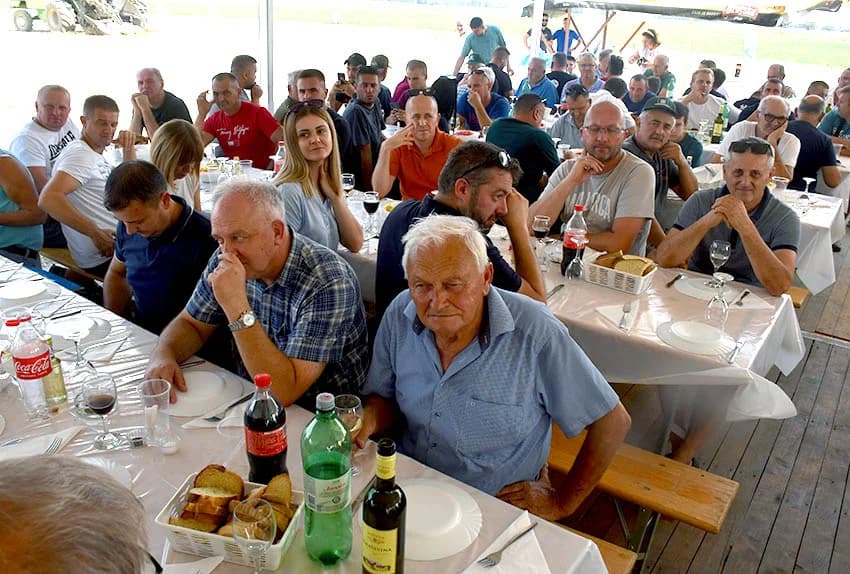 ODRŽANI DANI POLJA NA IMANJU OBITELJI KMETIĆ U ALILOVCIMA: I u ekstremnim uvijetima hibrid kukuruza Dekalba daje rekordne prinose