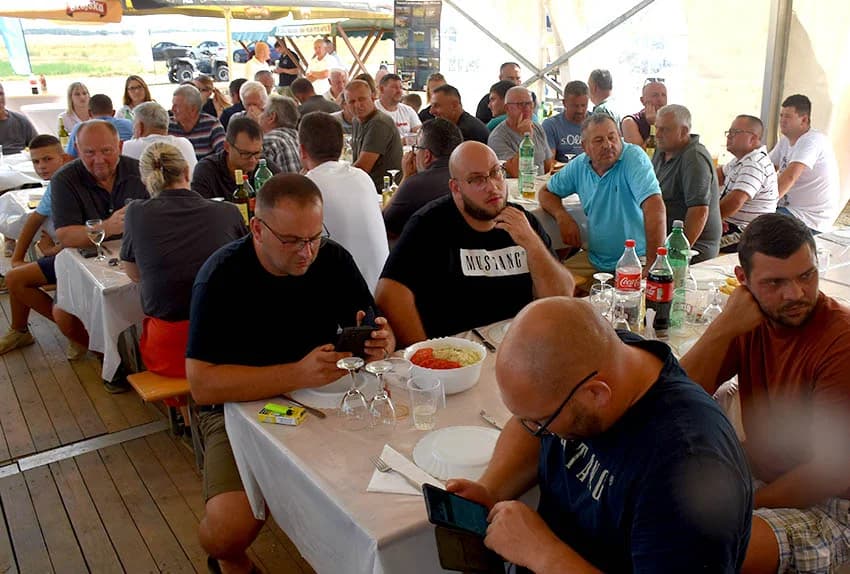 ODRŽANI DANI POLJA NA IMANJU OBITELJI KMETIĆ U ALILOVCIMA: I u ekstremnim uvijetima hibrid kukuruza Dekalba daje rekordne prinose