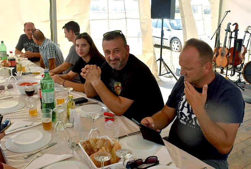 ODRŽANI DANI POLJA NA IMANJU OBITELJI KMETIĆ U ALILOVCIMA: I u ekstremnim uvijetima hibrid kukuruza Dekalba daje rekordne prinose