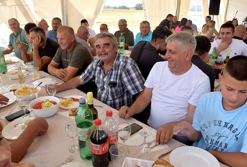 ODRŽANI DANI POLJA NA IMANJU OBITELJI KMETIĆ U ALILOVCIMA: I u ekstremnim uvijetima hibrid kukuruza Dekalba daje rekordne prinose