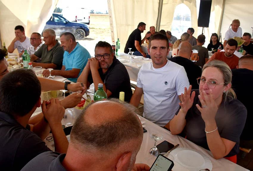 ODRŽANI DANI POLJA NA IMANJU OBITELJI KMETIĆ U ALILOVCIMA: I u ekstremnim uvijetima hibrid kukuruza Dekalba daje rekordne prinose