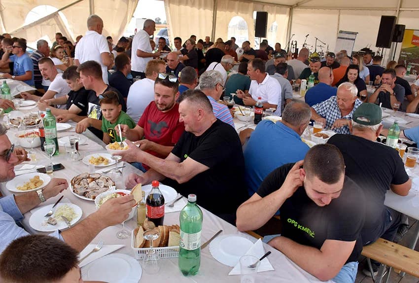 ODRŽANI DANI POLJA NA IMANJU OBITELJI KMETIĆ U ALILOVCIMA: I u ekstremnim uvijetima hibrid kukuruza Dekalba daje rekordne prinose