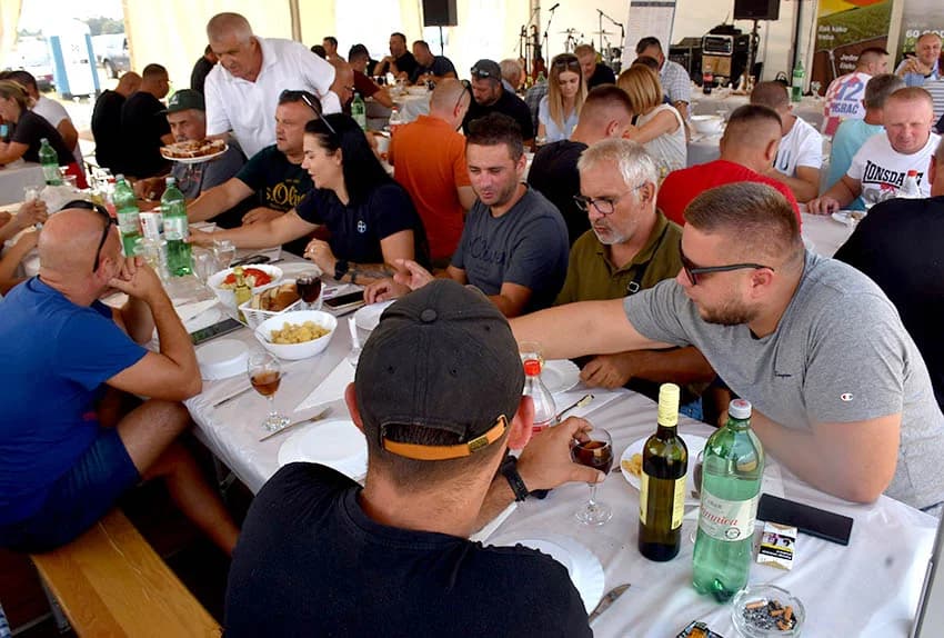 ODRŽANI DANI POLJA NA IMANJU OBITELJI KMETIĆ U ALILOVCIMA: I u ekstremnim uvijetima hibrid kukuruza Dekalba daje rekordne prinose