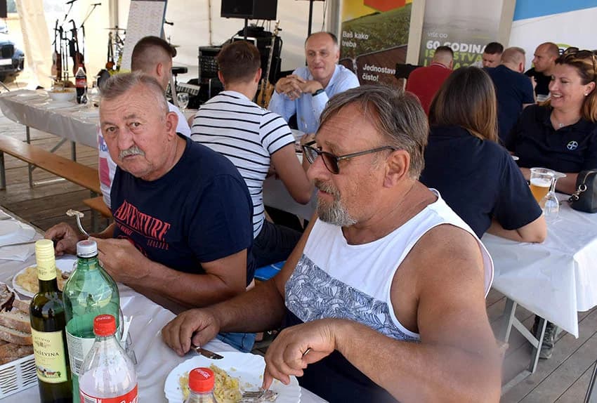 ODRŽANI DANI POLJA NA IMANJU OBITELJI KMETIĆ U ALILOVCIMA: I u ekstremnim uvijetima hibrid kukuruza Dekalba daje rekordne prinose