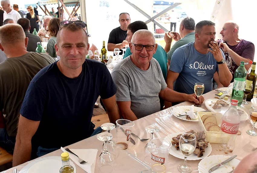 ODRŽANI DANI POLJA NA IMANJU OBITELJI KMETIĆ U ALILOVCIMA: I u ekstremnim uvijetima hibrid kukuruza Dekalba daje rekordne prinose