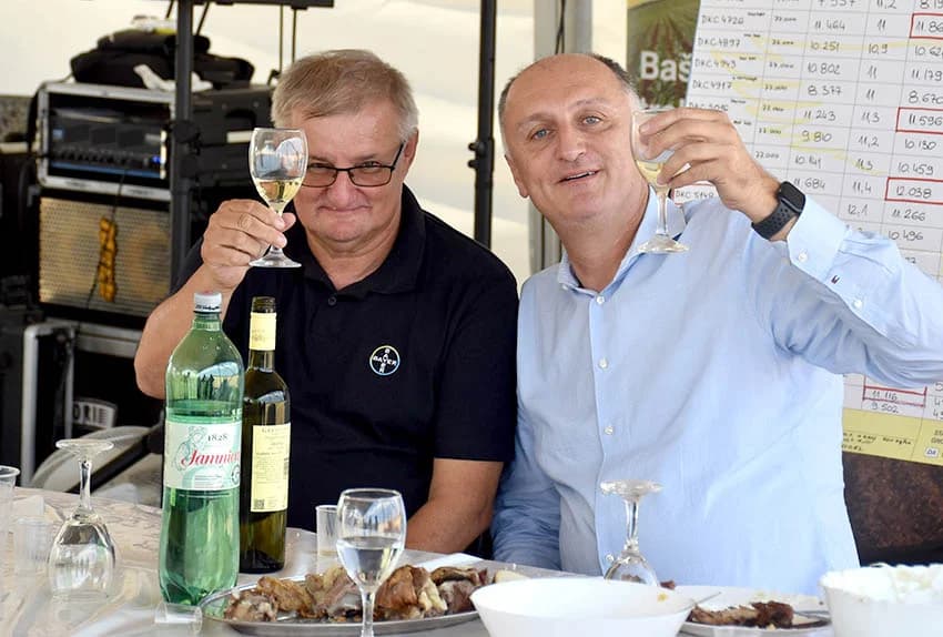 ODRŽANI DANI POLJA NA IMANJU OBITELJI KMETIĆ U ALILOVCIMA: I u ekstremnim uvijetima hibrid kukuruza Dekalba daje rekordne prinose