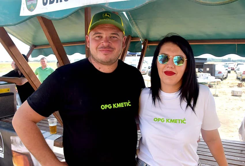 ODRŽANI DANI POLJA NA IMANJU OBITELJI KMETIĆ U ALILOVCIMA: I u ekstremnim uvijetima hibrid kukuruza Dekalba daje rekordne prinose
