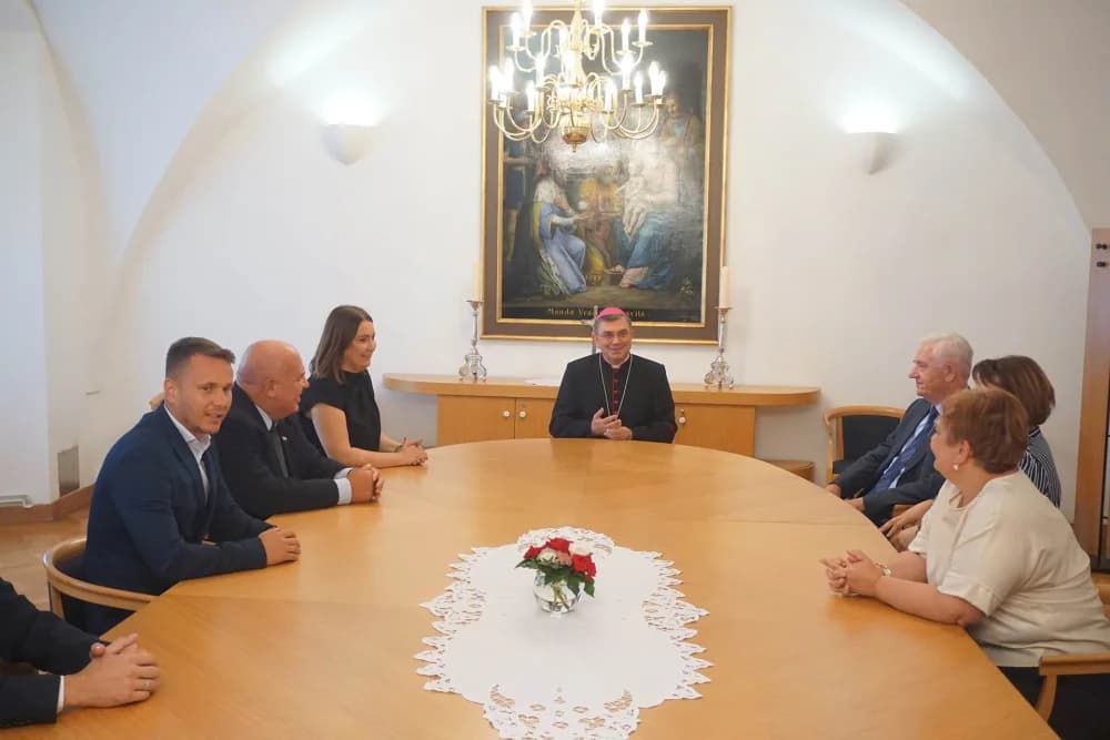 Susret biskupa Martinovića sa županicom, gradonačelnicima i načelnicima s područja  Požeško-slavonske županije