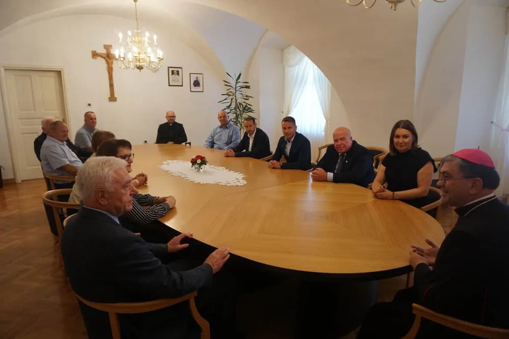 Susret biskupa Martinovića sa županicom, gradonačelnicima i načelnicima s područja  Požeško-slavonske županije