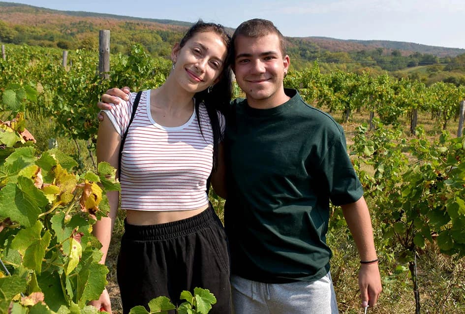 VOLONTERI U BERBI VINOGRADA OBITELJI SONTACCHI IZ KUTJEVA: Suradnja koja traje deset godina