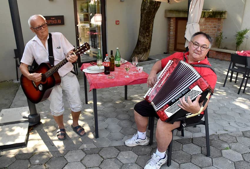 VOLONTERI U BERBI VINOGRADA OBITELJI SONTACCHI IZ KUTJEVA: Suradnja koja traje deset godina