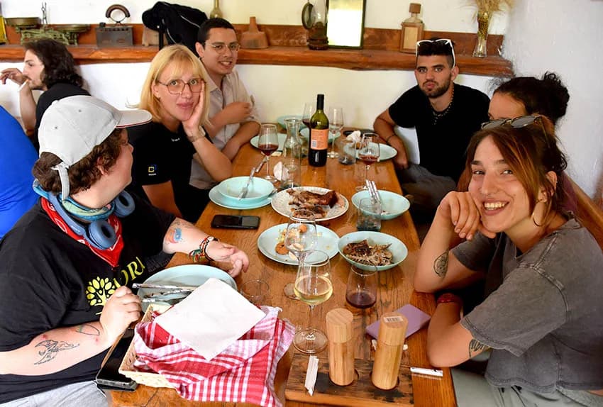 VOLONTERI U BERBI VINOGRADA OBITELJI SONTACCHI IZ KUTJEVA: Suradnja koja traje deset godina