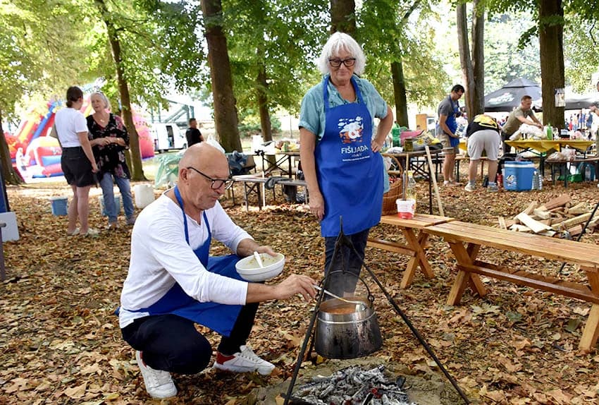 28. FIŠIJADA U POŽEGI: Čak 53 majstora iz četiri županije u parku kraj Orljave kuhala fiš paprikaš