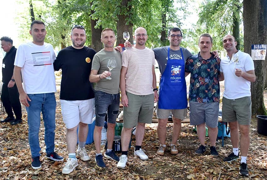 28. FIŠIJADA U POŽEGI: Čak 53 majstora iz četiri županije u parku kraj Orljave kuhala fiš paprikaš