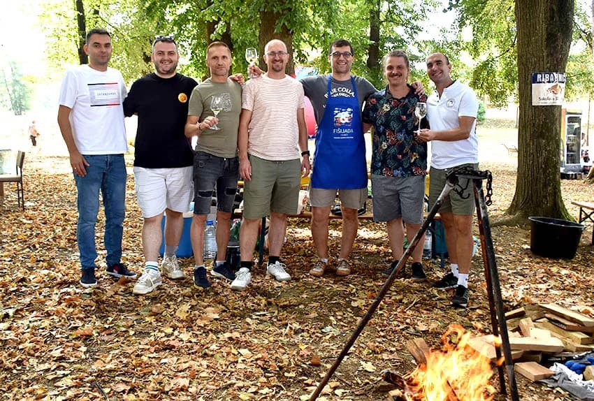 28. FIŠIJADA U POŽEGI: Čak 53 majstora iz četiri županije u parku kraj Orljave kuhala fiš paprikaš