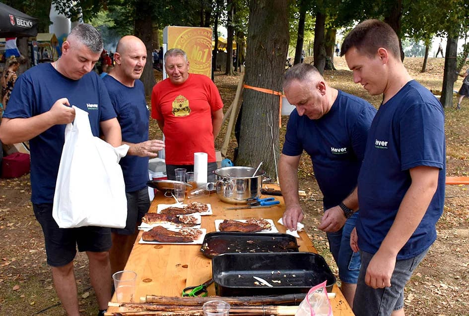 28. FIŠIJADA U POŽEGI: Čak 53 majstora iz četiri županije u parku kraj Orljave kuhala fiš paprikaš