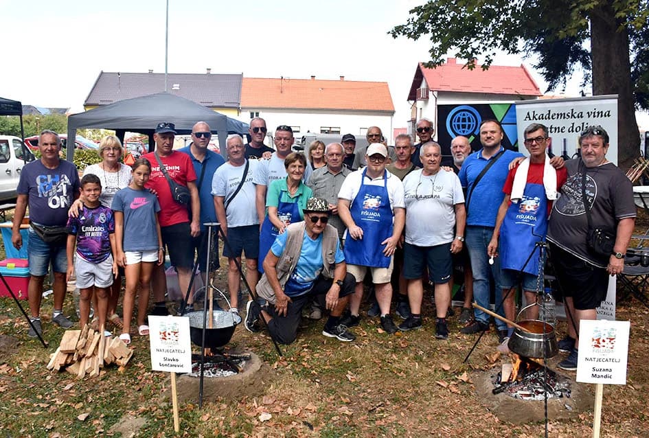 28. FIŠIJADA U POŽEGI: Čak 53 majstora iz četiri županije u parku kraj Orljave kuhala fiš paprikaš