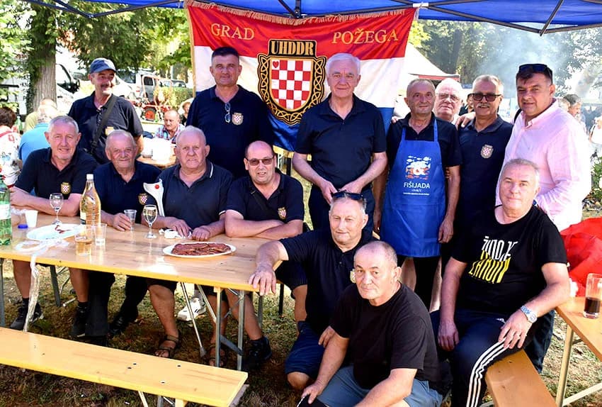 28. FIŠIJADA U POŽEGI: Čak 53 majstora iz četiri županije u parku kraj Orljave kuhala fiš paprikaš