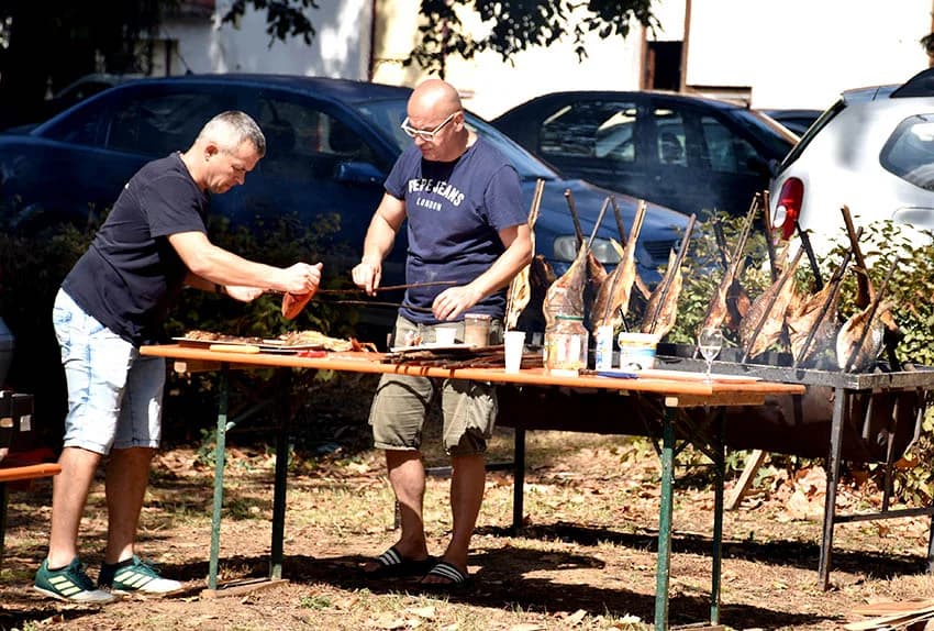 28. FIŠIJADA U POŽEGI: Čak 53 majstora iz četiri županije u parku kraj Orljave kuhala fiš paprikaš