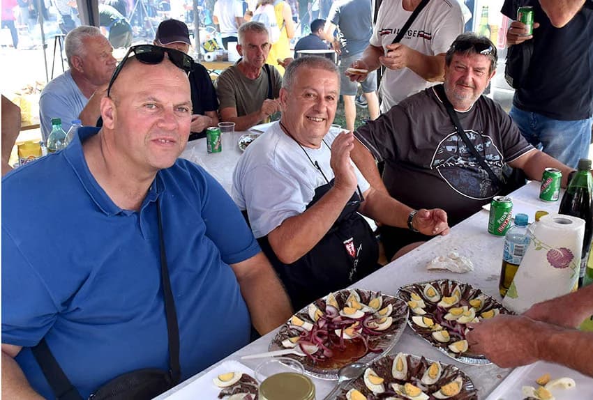 28. FIŠIJADA U POŽEGI: Čak 53 majstora iz četiri županije u parku kraj Orljave kuhala fiš paprikaš