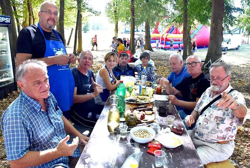 28. FIŠIJADA U POŽEGI: Čak 53 majstora iz četiri županije u parku kraj Orljave kuhala fiš paprikaš