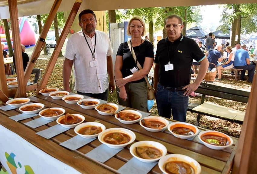 28. FIŠIJADA U POŽEGI: Čak 53 majstora iz četiri županije u parku kraj Orljave kuhala fiš paprikaš